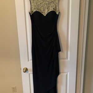 Alex Evenings floor length dress. Size 6 in black.